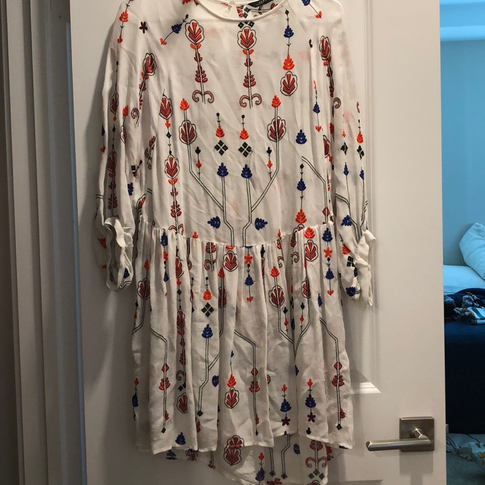 A gorgeous White-embroidered dress